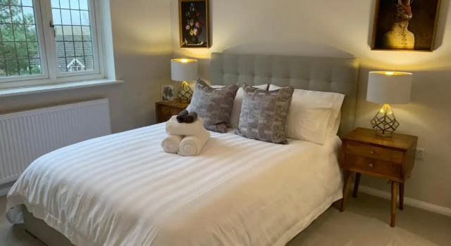 Virginia Water Family Getaway, Забронировать Дом для отпуска Отели High Weald с парковкой, Парковка