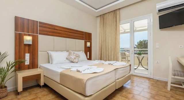 Номер Superior с балконом и с видом на бассейн Esperia Hotel