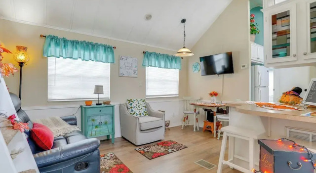 Коттедж Lakeland Cottage w/ Pool Access + Screened Porch!