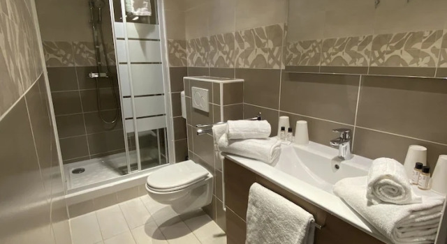 Четырёхместный семейный номер Standard Hôtel Les Nations The Originals Boutique VICHY
