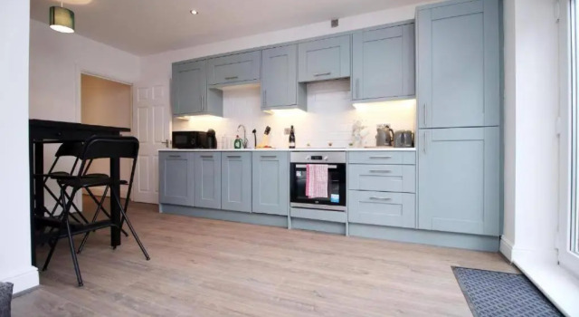16 North Road Flat 2 by Mia Living Free Parking On Site