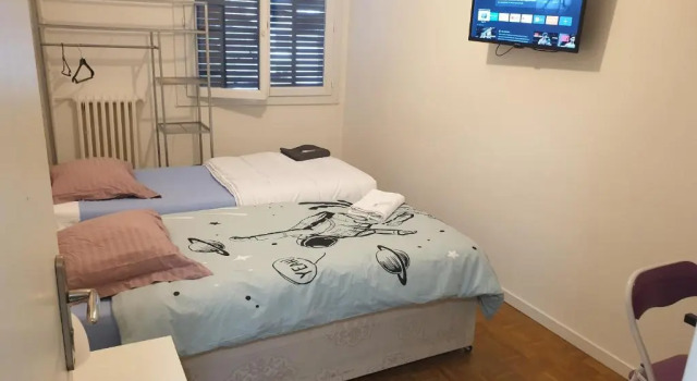 NEW CHEAP PRIVATE ROOM, KITCHEN , OVERWIEUW sea,TRAM on spot, 12 minutes from nice train station with tram , beach in 17 min tram , CHAMBRE PRIVÉE pas cher, cuisine équipée , tram sur place, APERÇU mer, 12 min de la gare de Nice avec le tram, 17 min plage