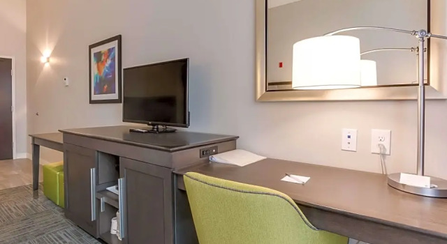 Четырёхместный люкс Hampton Inn White House