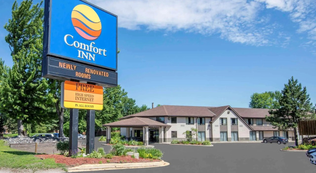 Кровать в общем номере Comfort Inn
