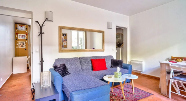 Charming 2 Room Apartment Near Square Louise-michel, Забронировать Апартаменты/квартира 18-й округ: Монмартр Париж, рядом с Трините – д’Эстьен д’Орв