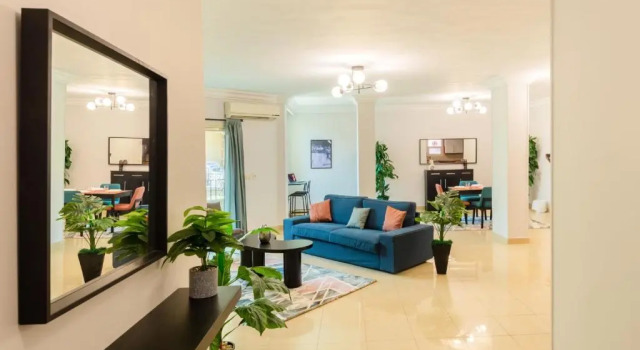 Distinct & Decent 2 BDR Apt Steps From Nightlife and Airport, Rezervovat Hotel Heliopolis 