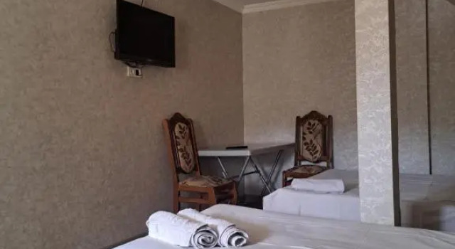 Guest house rainbow, Book Pension Hoteller i Surami med parkering, Parkering