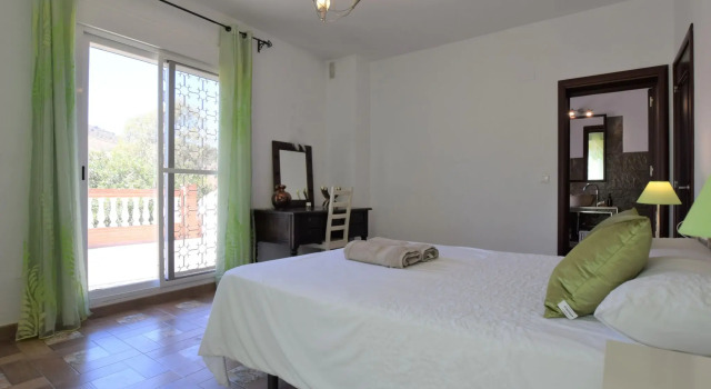 Beautiful detached villa near Arenas with delightful terrace and stunning view, Book Villa Sommerhuse i Arenas, Hytte