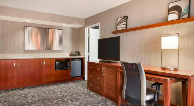Двухместный люкс c 1 комнатой Courtyard Bloomington Normal