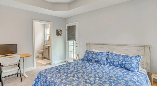 Charming Oak Island Beach House w/ Fire Pit & Yard, Забронировать Дом для отпуска Остров Оук Северная Каролина, рядом с Пирс Ocean Crest