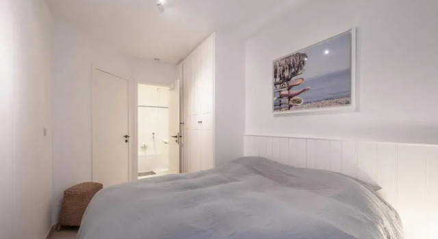 Apartment Near Albert Beach With Terrace
