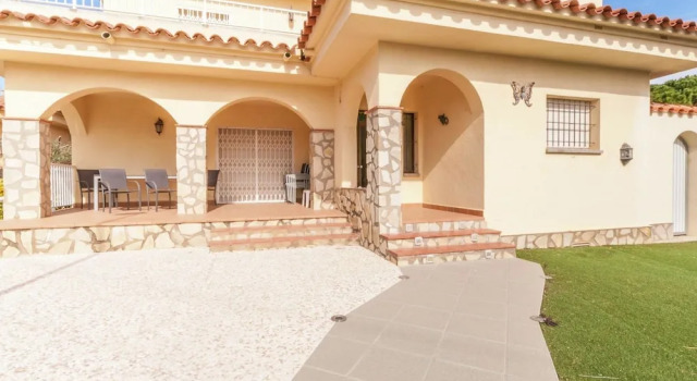 Alluring Villa in L'escala With Private Swimming Pool