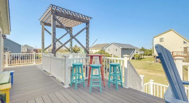 Coastal Home w/ Deck & Outdoor Shower