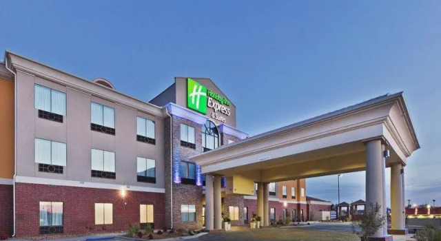 Кровать в общем номере Holiday Inn Express Hotel & Suites Brownfield by IHG