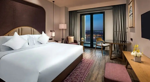 Номер Deluxe Crowne Plaza QingdaoOriental Movie Metropolis by IHG