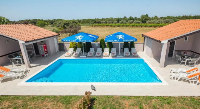 Коттедж с 3 комнатами Villa Brcina