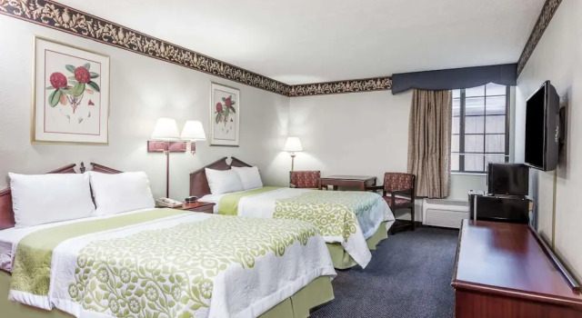 Четырёхместный номер Standard Days Inn & Suites by Wyndham Youngstown / Girard Ohio