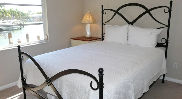 Коттедж с балконом 438 North Barfield Drive