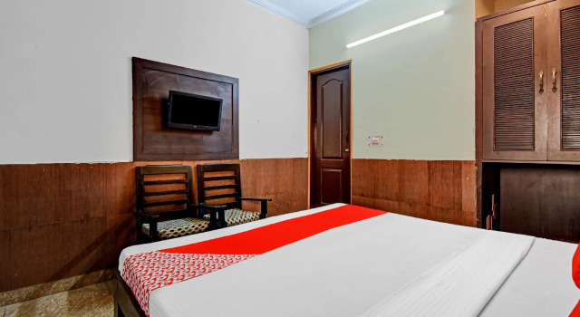 OYO 77724 Hotel Chitra, Забронировать Отель Padra штат Гуджарат