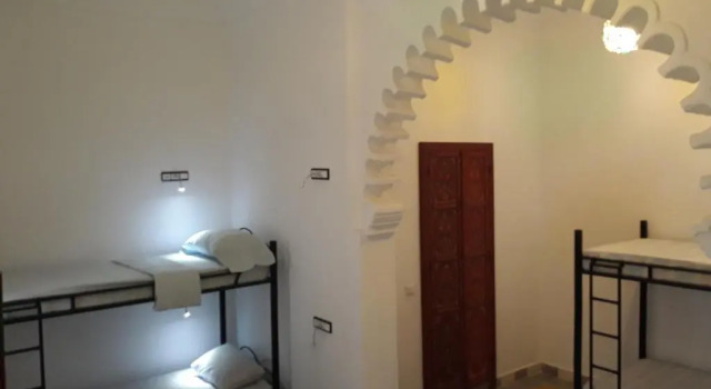 Кровать в общем номере The Riad Hostel Tangier