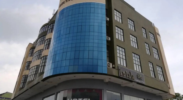 Кровать в общем номере Paragon City Hotel