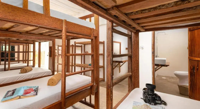 Кровать в общем номере Shanuo Beach Bungalows