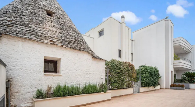 Cozy Cottage in Alberobello with Private Garden, Book Feriehus Villaer i Alberobello, Villa