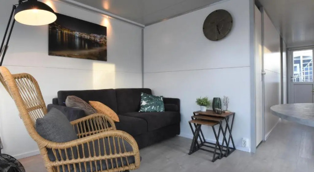 Tiny floating house Ibiza, Забронировать Отель Отели Маастрихт с парковкой, рядом с Железнодорожный вокзал Маастрихт-Рандвик, Парковка