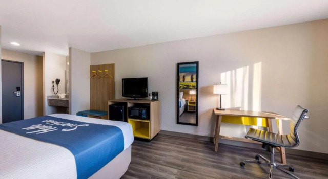 Номер Standard Days Inn by Wyndham Lathrop