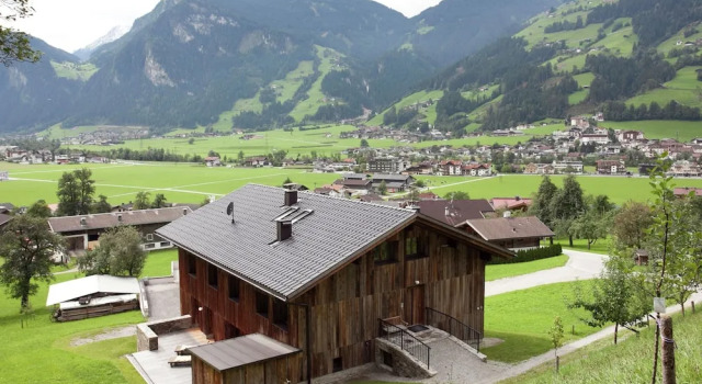 Grand Apartment in Mayrhofen with Infrared Sauna & Artistic Interiors, Забронировать Апартаменты/квартира Отели Майрхофен с парковкой, Парковка