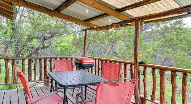 Коттедж Cedar Falls Cabin: Nestled by Honey Creek