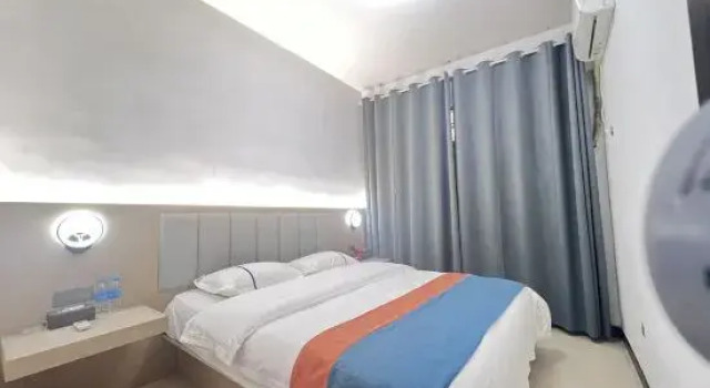 Люкс Deluxe Mingzhu Hotel (Gasa Airport High Speed Railway Station)