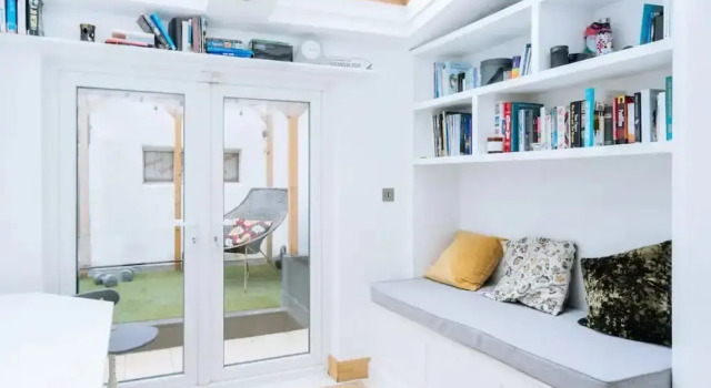 Stunning 3 Bedroom House in Dublin With Courtyard, Забронировать Отель Отели Дублина 3 звезды, рядом с Стадион для собачьих бегов Шелбурн-парк, 3*