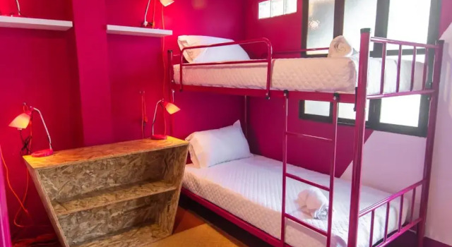 Кровать в общем номере Why Not Hotel
