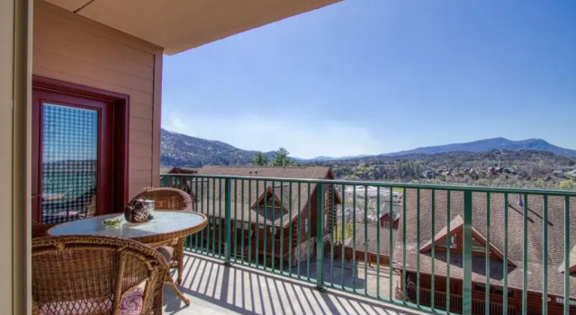Gorgeous 2BD 2BTH Condo with Mountain Views Pool Hot Tub Game Room Close to Parkway