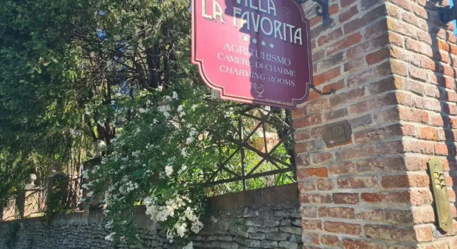 Villa La Favorita, Book Villa Hoteller i Alba med parkering, Parkering