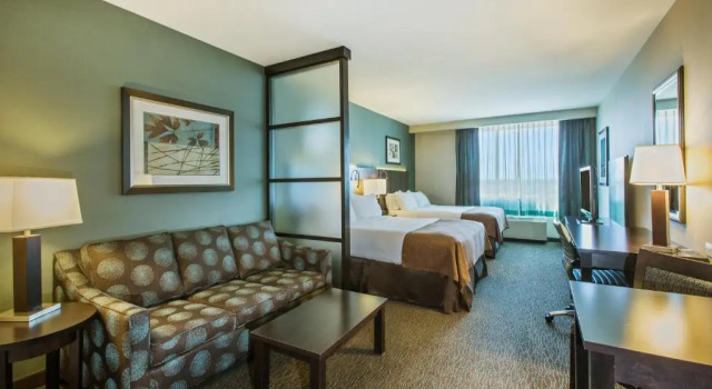 Четырёхместный номер Superior Holiday Inn Saskatoon Downtown by IHG