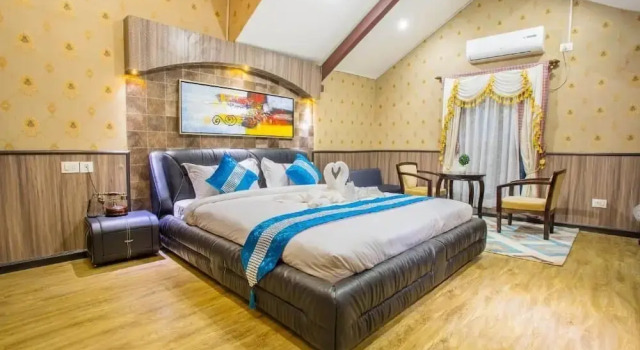 Номер Deluxe с балконом Royal Empire Boutique Hotel