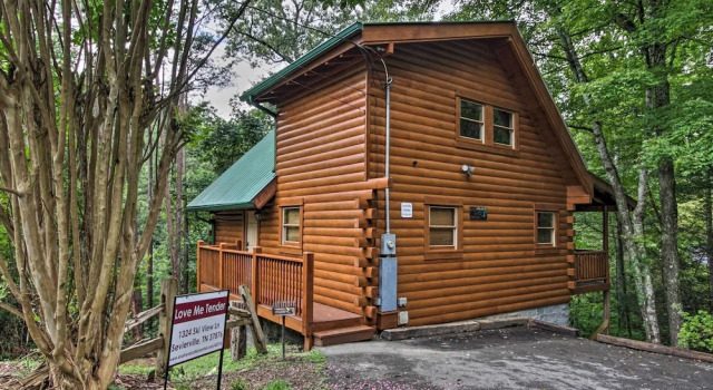 Коттедж c 1 комнатой с балконом Romantic Mountain Getaway: Cabin w/ Hot Tub!