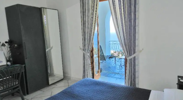 Трёхместный номер Superior с балконом Hotel Holiday
