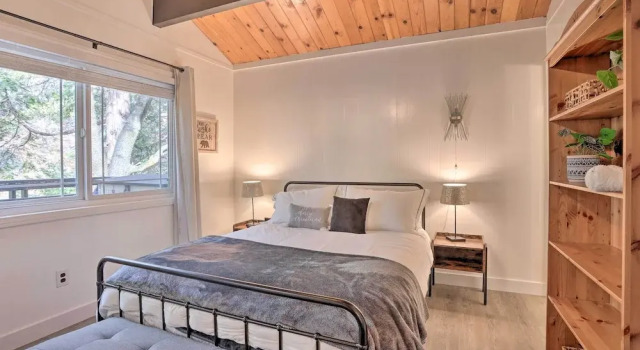 Modern Cabin w/ Game Room & Deck, Near Skiing, Забронировать Дом для отпуска Раннинг Спрингс San Bernardino Mountains