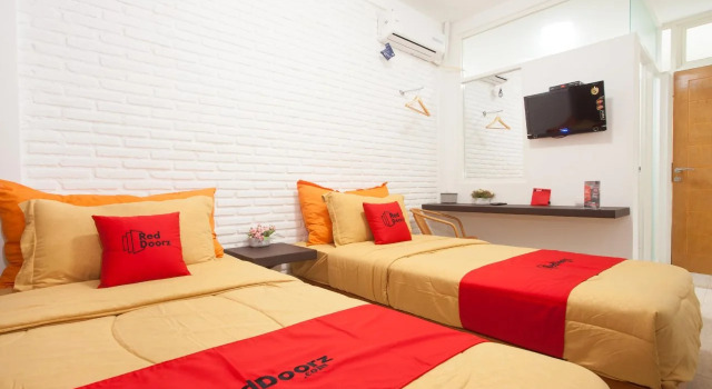 RedDoorz near Dino Park