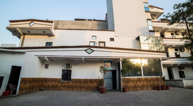 OYO 13730 Hotel Balram