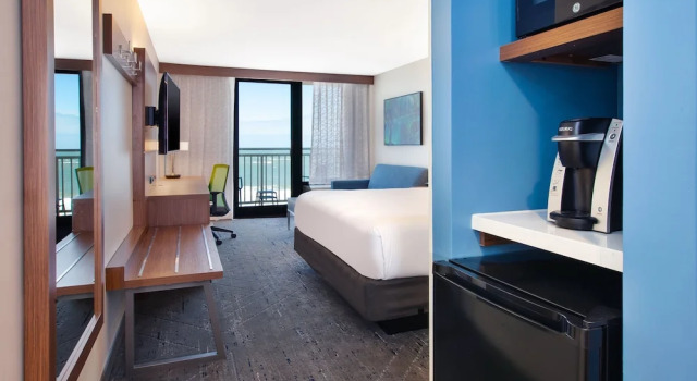 Двухместный номер Standard с балконом Holiday Inn Express & Suites VA Beach Oceanfront by IHG