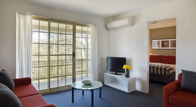 Апартаменты Standard c 1 комнатой с балконом Adina Serviced Apartments Canberra Kingston