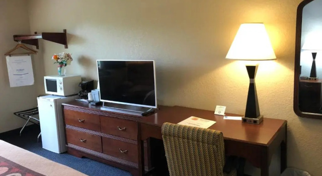 Номер Standard Super 8 By Wyndham Gardner