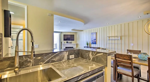 Апартаменты Stunning Oceanside Condo: Walk to the Beach!