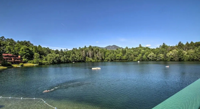 Resort Condo w/ Lake + Pool ~ 5 Mi to Flume Gorge!, Забронировать Курортный отель Отели Норт-Вудсток с парковкой, Парковка