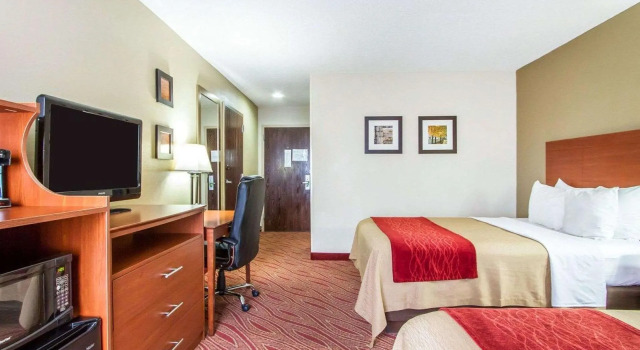 Четырёхместный номер Standard Comfort Inn Poplar Bluff North