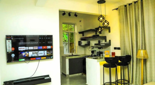 A gorgeous 2 bedroom condo with a king size bed, Buchen Sie Ferienwohnung Hotels in Daressalam mit Parkplatz, Parkplätze